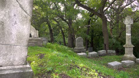 Primer-Plano-De-Lápidas-En-Un-Cementerio-Muy-Antiguo-Paneo-4k