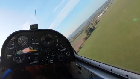 Sicht-Des-Piloten-Aus-Einem-Cockpit-Eines-Segelflugzeugs,-Das-Tief-über-Felder-Fliegt