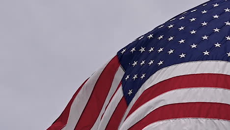 Wind-Weht-Amerikanische-Flagge-An-Einem-Traurigen-Bewölkten-Tag