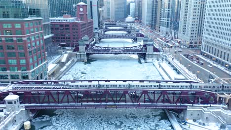 Luftaufnahmen-Des-Gefrorenen-Chicago-River-Während-Des-Polarwirbels-2019