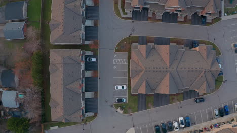Vista-De-Arriba-Hacia-Abajo-De-Drones-Del-Complejo-De-Casas-Adosadas-Y-Estacionamiento
