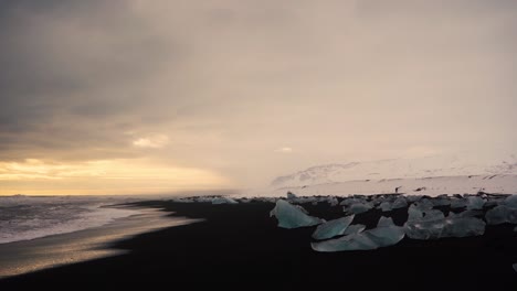 Zeitlupenaufnahmen-Von-Blauen-Eisbergen-Am-Diamond-Beach-In-Island