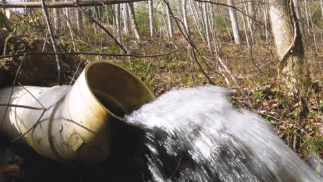 Ein-Offenes-Abflussrohr-Fließendes-Wasser-In-Einem-Wald-In-Georgia