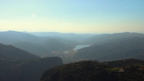 Schöne-Aussicht-Von-Kreta-Auf-Die-Berge-Und-Den-Amari-stausee