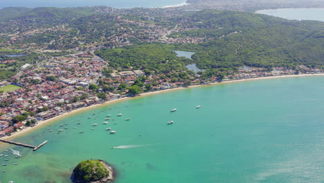 Luftaufnahme-über-Dem-Farbenfrohen-Grünen-Wasser-Der-Bucht-Von-Buzios-In-Brasilien