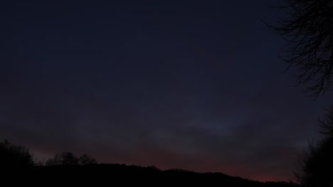 Sonnenuntergang-Im-Zeitraffer-Mit-Wolken-Und-Baumsilhouette