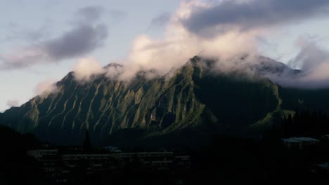 Lapso-De-Tiempo-De-Nubes-Sobre-Montañas-En-Oahu,-Hawaii