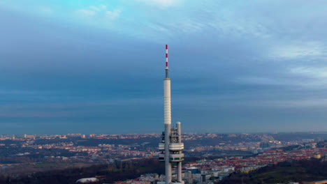 Torre-De-Televisión-Praga-Cielo-Drone-Vuelo