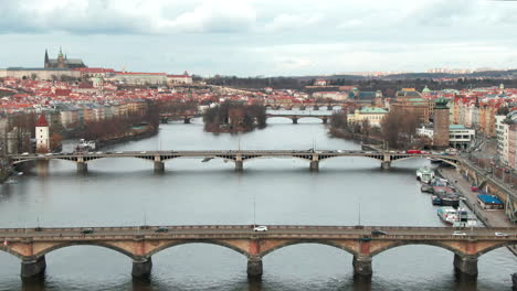 Drohnenflug-über-Die-Moldau-In-Prag-In-Der-Nähe-Der-Brücke