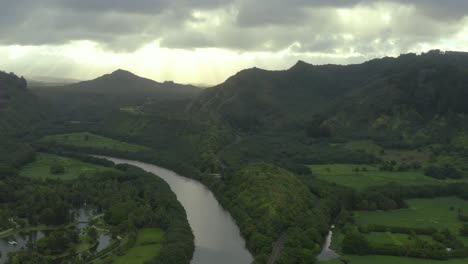 Drone-Aéreo-De-4k-Disparado-Sobre-El-Valle-Del-Río-En-Kauai,-Hawaii