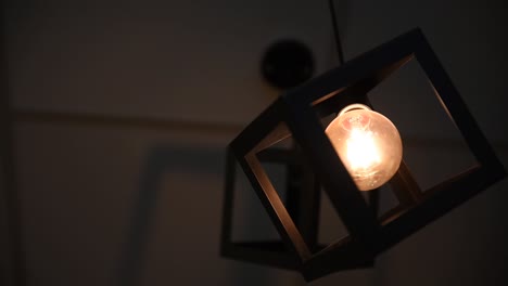 Lámpara-Decorativa-En-Un-Cubo-De-Madera-2