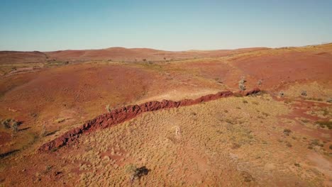 Drone-Aéreo-Orbitando-Formación-Rocosa-Del-Desierto-Australiano
