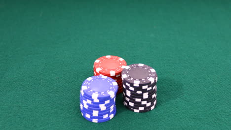 Stapel-Von-Pokerchips,-Die-Ins-Blickfeld-Geschoben-Werden