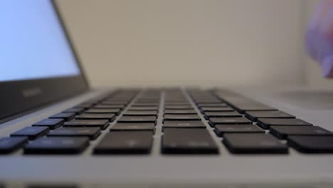 Hände,-Die-Auf-Der-Laptop-Tastatur-Tippen,-Nahaufnahme-Von-Der-Linken-Seite-Und-Schöne-Schärfentiefe
