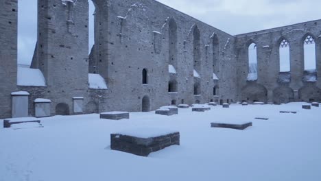 Antiguo-Convento-En-Ruinas-Con-Paredes-De-Piedra-Y-Nieve-Que-Cubre-La-Estructura-Histórica