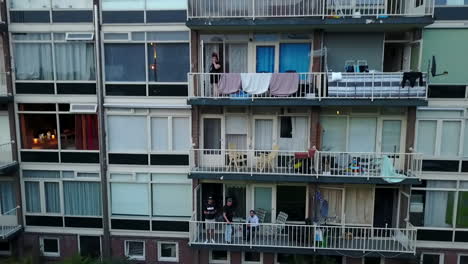 Gruppe-Von-Menschen,-Die-Auf-Dem-Balkon-Einer-Großen-Wohnung-Stehen