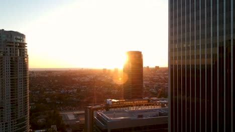 Hohe-Gebäude-Während-Der-Goldenen-Sonnenuntergangsstunde-In-Los-Angeles---Von-Links-Nach-Rechts-Schwenken
