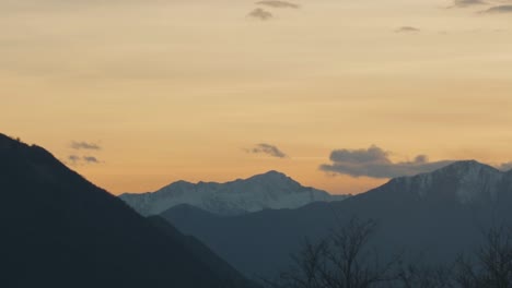 Blick-über-Schneebedeckte-Alpenberge-Bei-Sonnenuntergang