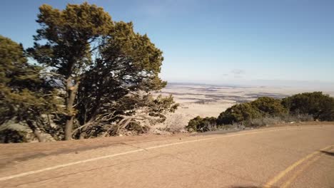 Eine-Fahrt-Auf-Einer-Windigen-Bergstraße-Mit-Atemberaubender-Aussicht-In-New-Mexico