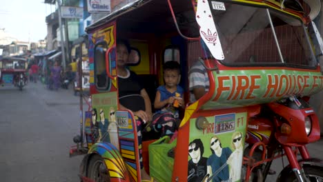 Blick-Auf-Die-überfüllte-Straße-In-Einem-Einkaufsviertel-Von-Mindanao,-Philippinen