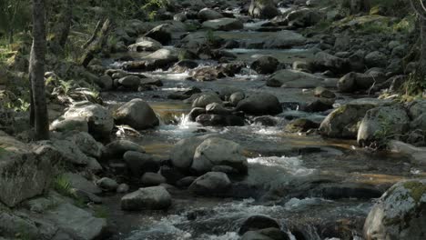 Eine-Statische-Aufnahme-Eines-Flusses-Voller-Felsen