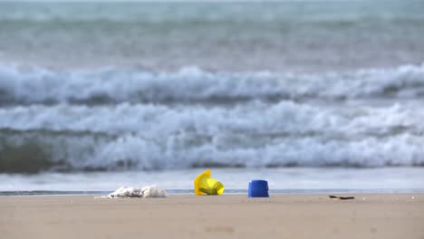 Plastic-yogurt-cup-on-beach