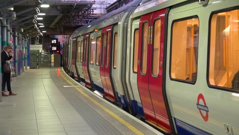 La-Línea-Del-Distrito-Subterráneo-De-Londres-Cierra-Puertas-Y-Sale-De-La-Estación-De-Metro-Whitechapel-En-Tower-Hamlets-En-La-Plataforma-En-Dirección-Oeste