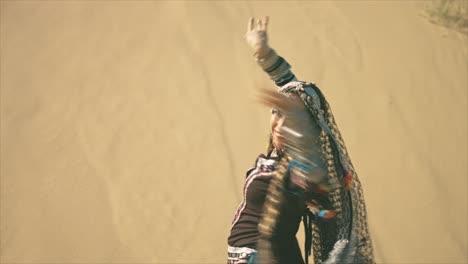 Mujer-Gitana-Aplaudiendo-Y-Girando-En-El-Desierto
