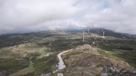 Äolische-Windturbinen,-Die-An-Bewölkten-Tagen-Vom-Aussichtspunkt-Caramulinho-Aus-Gesehen-Wurden