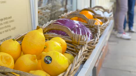 Cestas-De-Frutas-Y-Verduras-Orgánicas-Fuera-De-La-Tienda-De-Comestibles-De-High-Street