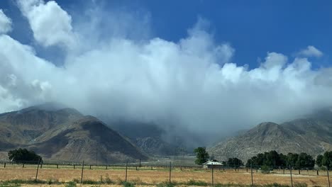 Paisaje-De-Montaña-Rural-De-4k-Timelapse-Con-Nubes-Que-Soplan-Que-Fluyen-Dramáticamente-A-Través-De-Un-Cielo-Azul-Y-Sobre-La-Montaña