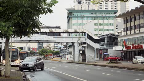 Taxis-Und-Busse-Fahren-Auf-Der-Straße-Entlang-Einer-Hauptstraße-In-Panama-City,-Amerika