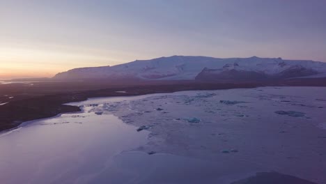 Laguna-Glacial-Atardecer-Zoom-Aéreo-Invierno-Islandia