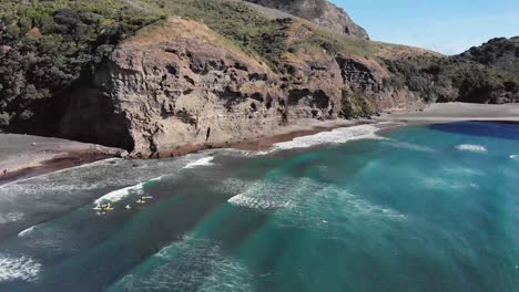 Vuelo-De-Drones-Sobre-La-Playa-De-Piha-En-Auckland-Nueva-Zelanda