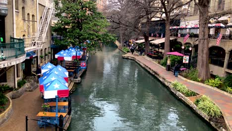 The-historic-San-Antonio-Riverwalk,-a-city-river-lined-with-restaurants,-clubs-and-shopping