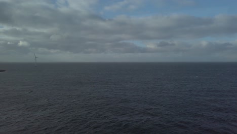 Blick-über-Das-Meer-In-Richtung-Offshore-Windmühlen-In-Skandinavien