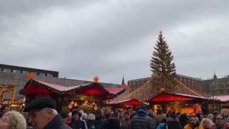 Cologne-christmas-market-below-the-cathedral-of-Cologne