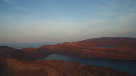 Luftaufnahme-Einer-Atemberaubenden-Bucht-Bei-Sonnenuntergang-Im-Archipel-Espritu-Santo-National-Park,-Baja-California-Sur