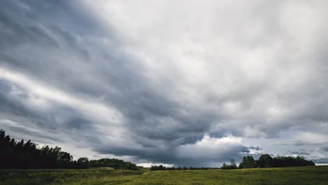Zeitrafferaufnahmen-Von-Wolken,-Die-Sich-über-Die-Felder-Bewegen