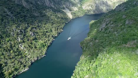 Luftaufnahme-Eines-Bootes,-Das-Den-Fluss-Sil-In-Der-Ribeira-Sacra-überquert-60-Fps