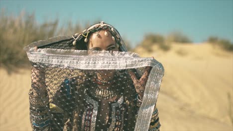 Zigeunerin-Tanzt-Und-Spielt-Mit-Ihrem-Hijab-In-Der-Wüste