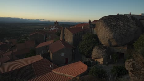 Tag-Nacht-Zeitraffer-Des-Portugiesischen-Dorfes-Monsanto-Bei-Sonnenuntergang,-Portugal