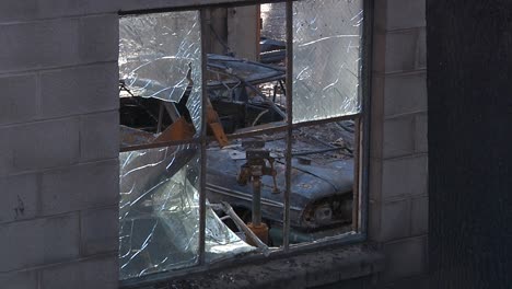Lagerfeuer-Zerstörung-Verbrannte-Autowerkstatt-Mit-Zerbrochenen-Fenstern