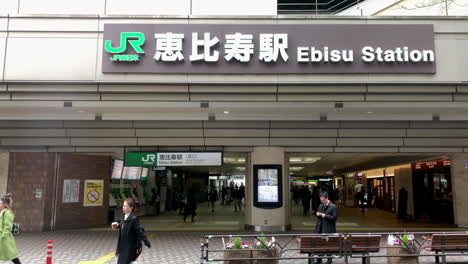 Personen-Betreten-Und-Verlassen-Den-Westlichen-Ein--Und-Ausgang-Der-Ebisu-Station