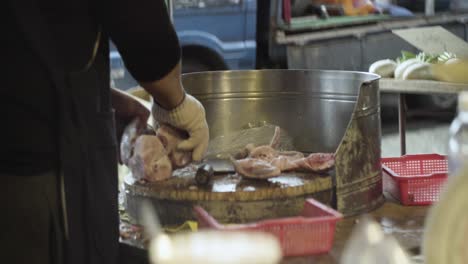 Carnicero-Taiwanés-Cortando-Un-Pollo-En-Pedazos