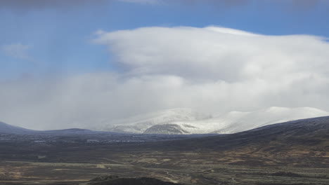 Schneebedeckter-Berg-Von-Snohetta-Und-Weite-Ebenen-Am-Klaren-Blauen-Himmel-In-Norwegen