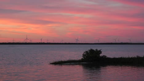 Zeitraffer-Sonnenuntergang-In-Der-Bucht-Von-Nueces-Mit-Blick-Auf-Einen-Windpark