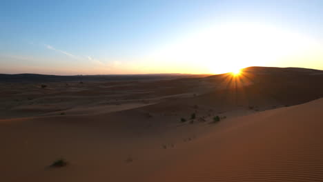 Sunrise-in-the-Sahara-desert-near-Merzouga,-Morocco