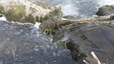 Hochwinkelblick-Auf-Wasser,-Das-über-Felsen-Am-Fluss-Wye-In-Bakewell-Fließt