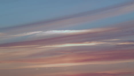 Zeitraffer-Des-Wunderschönen-Malerischen-Sonnenuntergangs-Mit-Wolken-Und-Blauem-Himmel,-Weitschuss